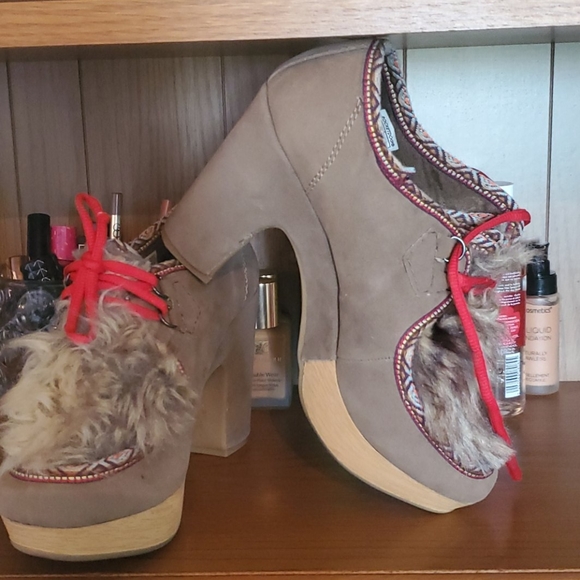 Shoes - Picture 1 of 2